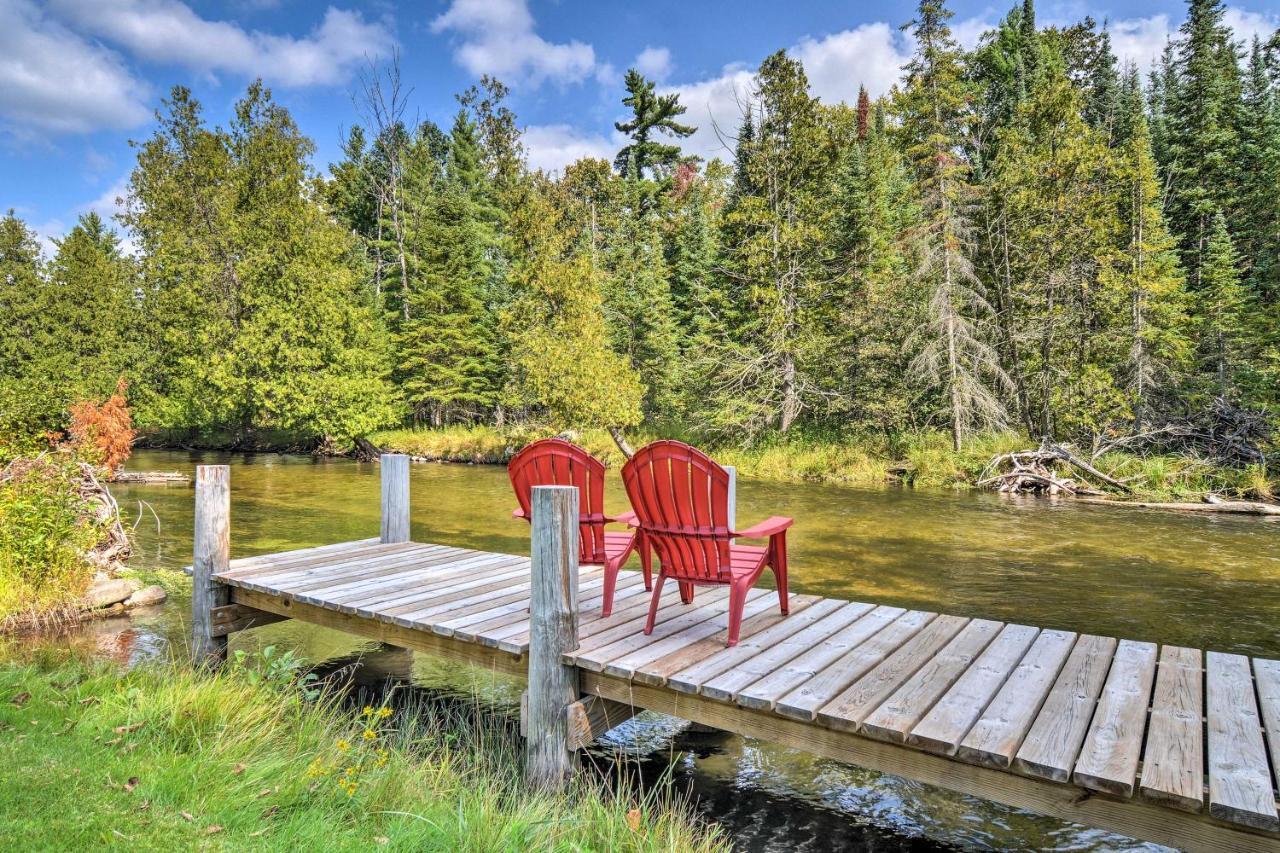 Riverfront Traverse City Cabin Fish, Kayak And Tube Exteriör bild